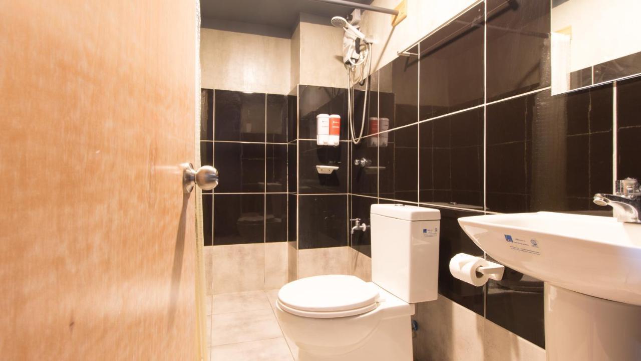 Reddoorz Plus @ Taft North Mandurriao Iloilo City Buitenkant foto